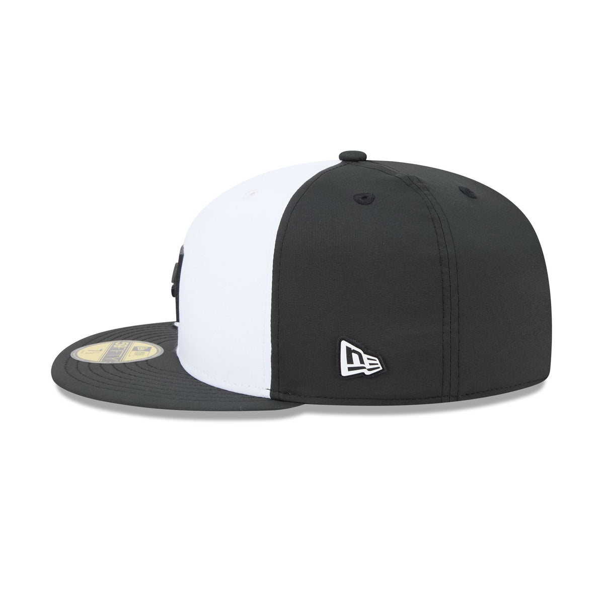 Cincinnati Reds 2026 Clubhouse Black & White 59FIFTY Fitted Hat